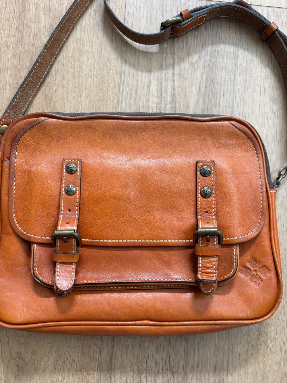 Patricia Nash 100% Leather Crossbody Messenger Bag Purse - Picture 2 of 10